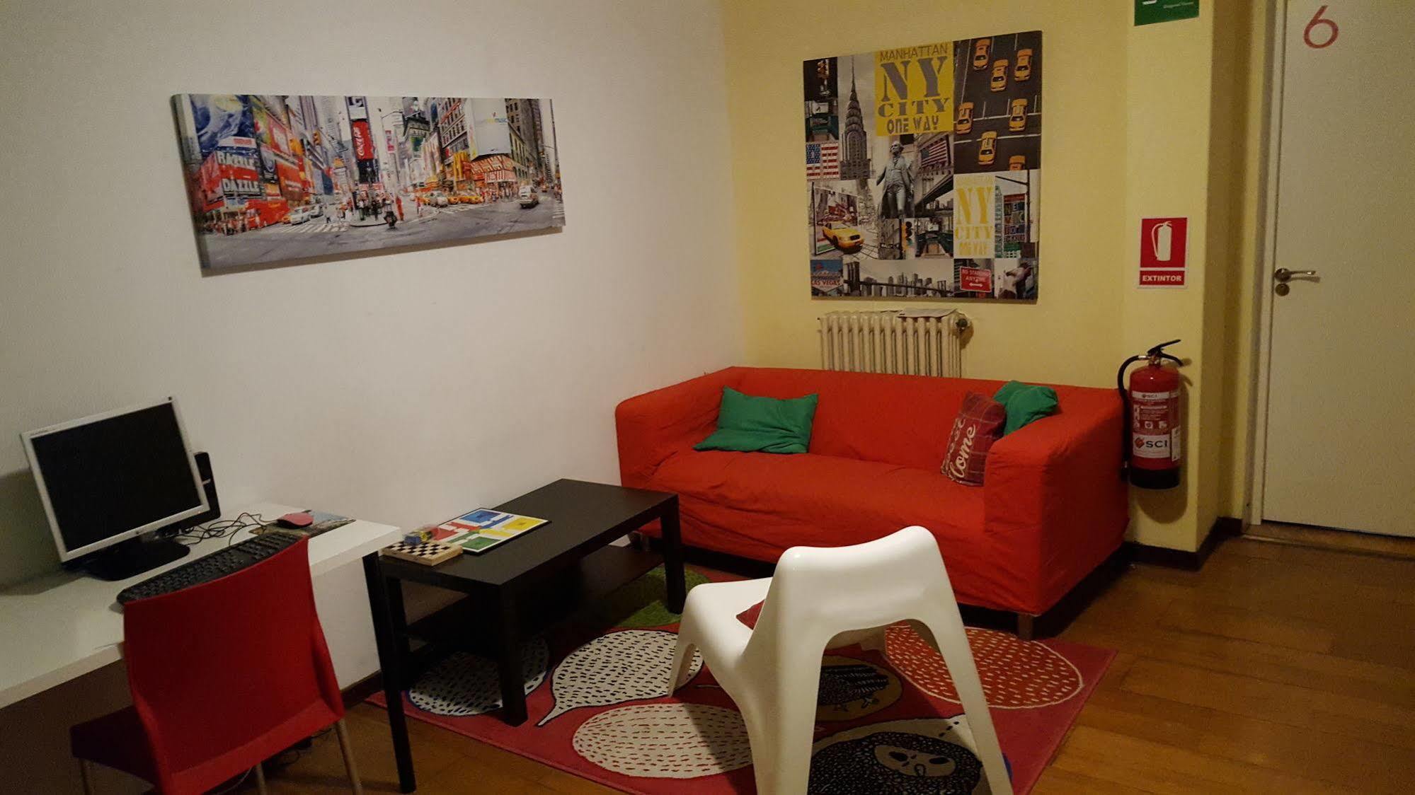 Diagonal House Hostel Barcelona Exteriör bild