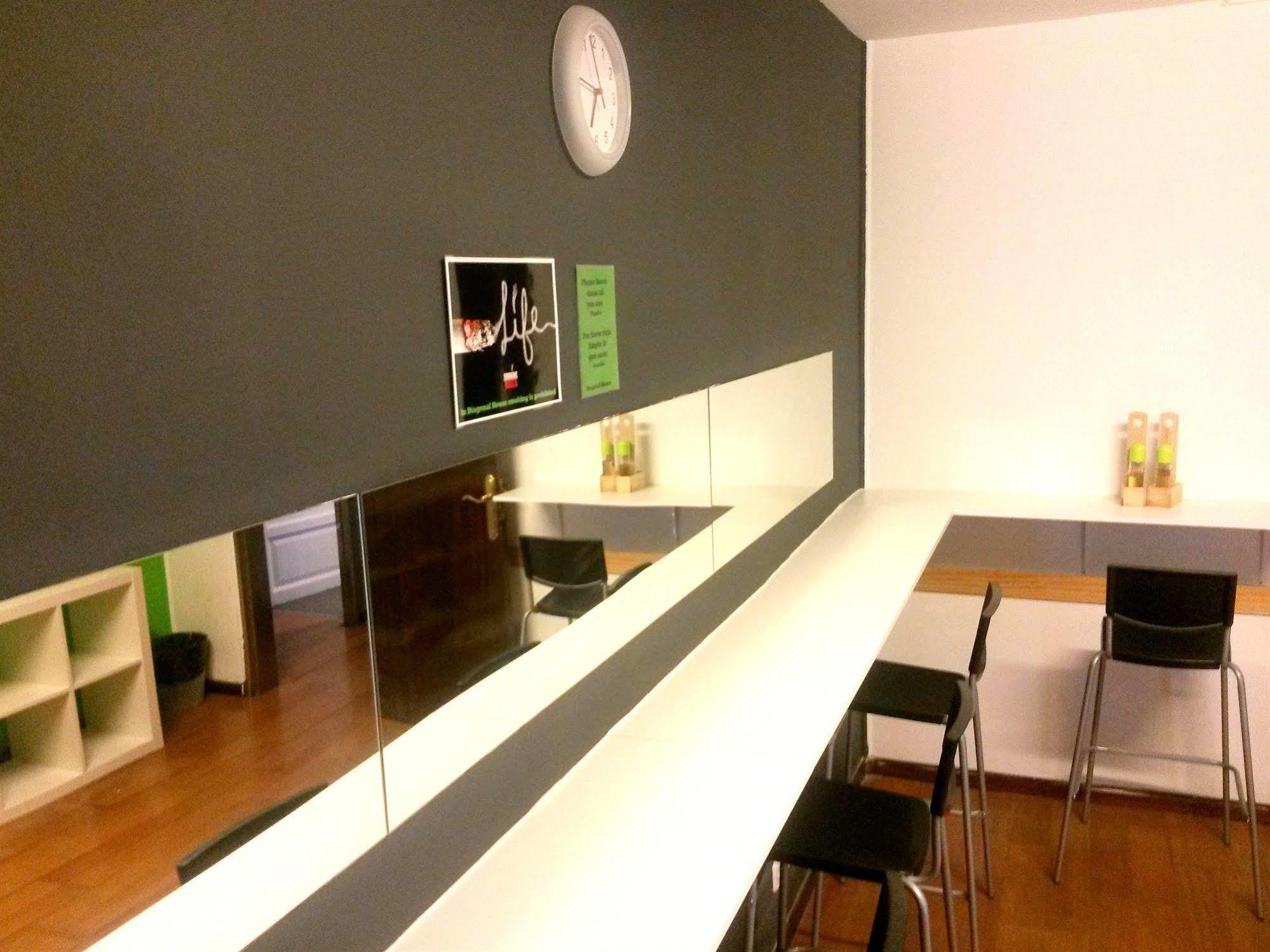 Diagonal House Hostel Barcelona Exteriör bild